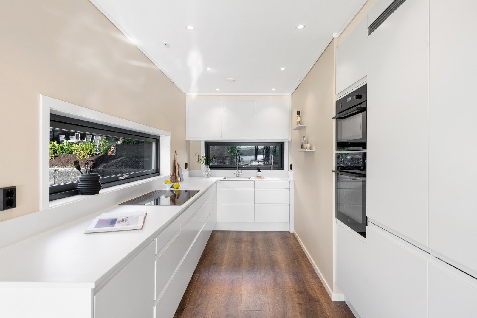 Kjøkkenet er påkostet med benkeplater i stein type Decton og integrerte hvitevarer fra Electrolux og AEG. Her snakker vi høy klasse. Galleribilde