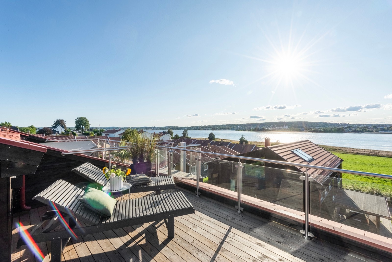 I tredje etasje har loftstuen utgang til en inntrukket takterrasse. Galleribilde