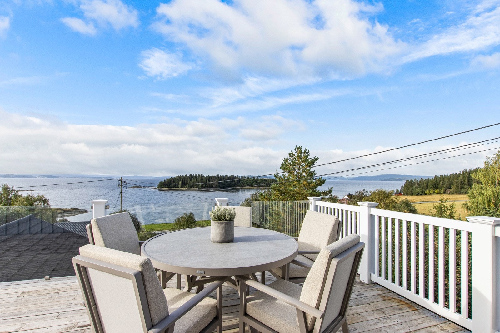 Terrasse med panoramautsikt ut over fjorden og Høsholmen Galleribilde