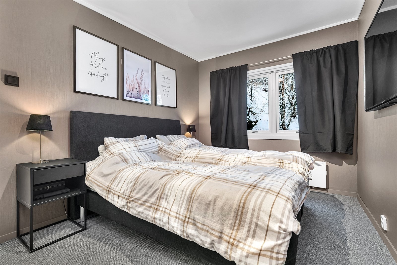 Leiligheten har 3 romslige soverom. Hovedsoverommet er innredet med teppegulv og behagelig fargevalg på vegg. Rommet er utstyrt med garderobeskap. Galleribilde