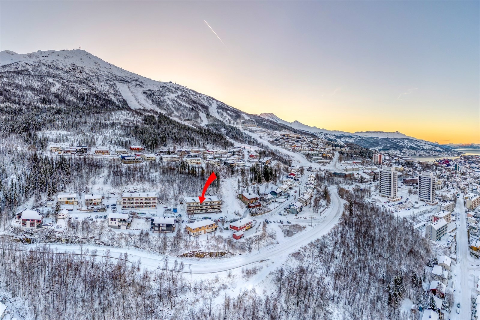 Leiligheten ligger i en blindgate, noe som gjør at boligområdet anses som rolig og med lite gjennomgangstrafikk. Galleribilde