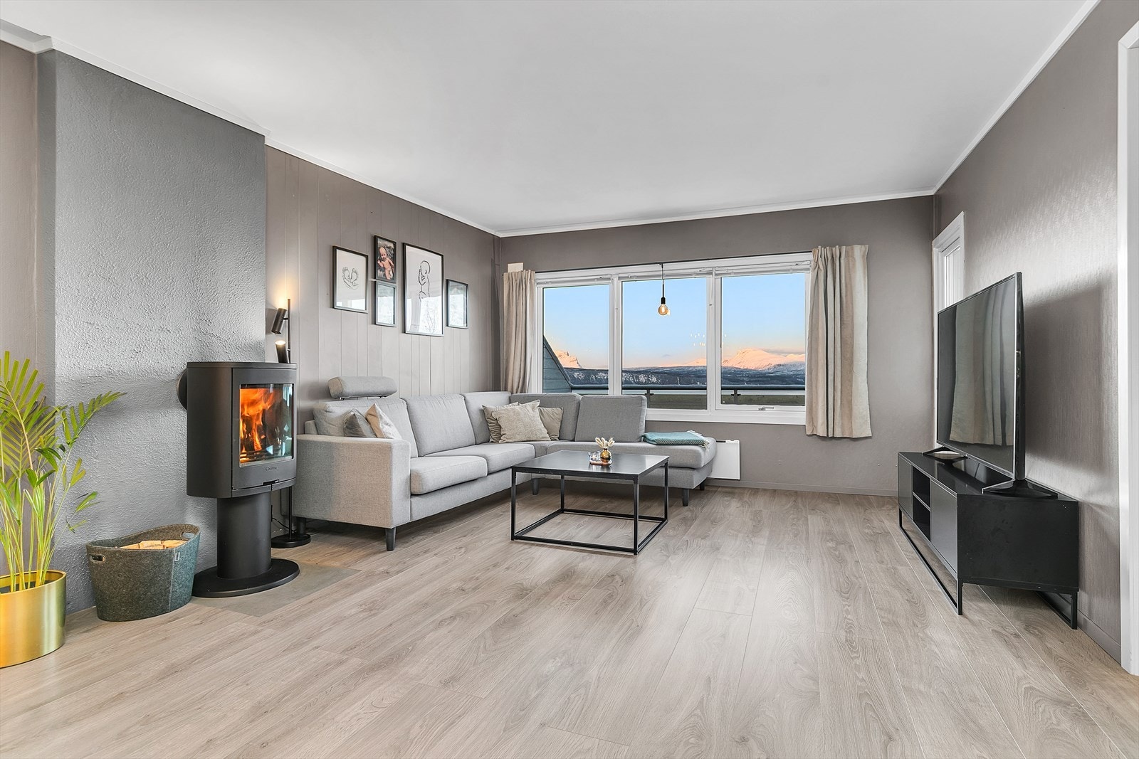 Velkommen til Elgveien 18B - en romslig og stilfull leilighet i toppetasje. Galleribilde