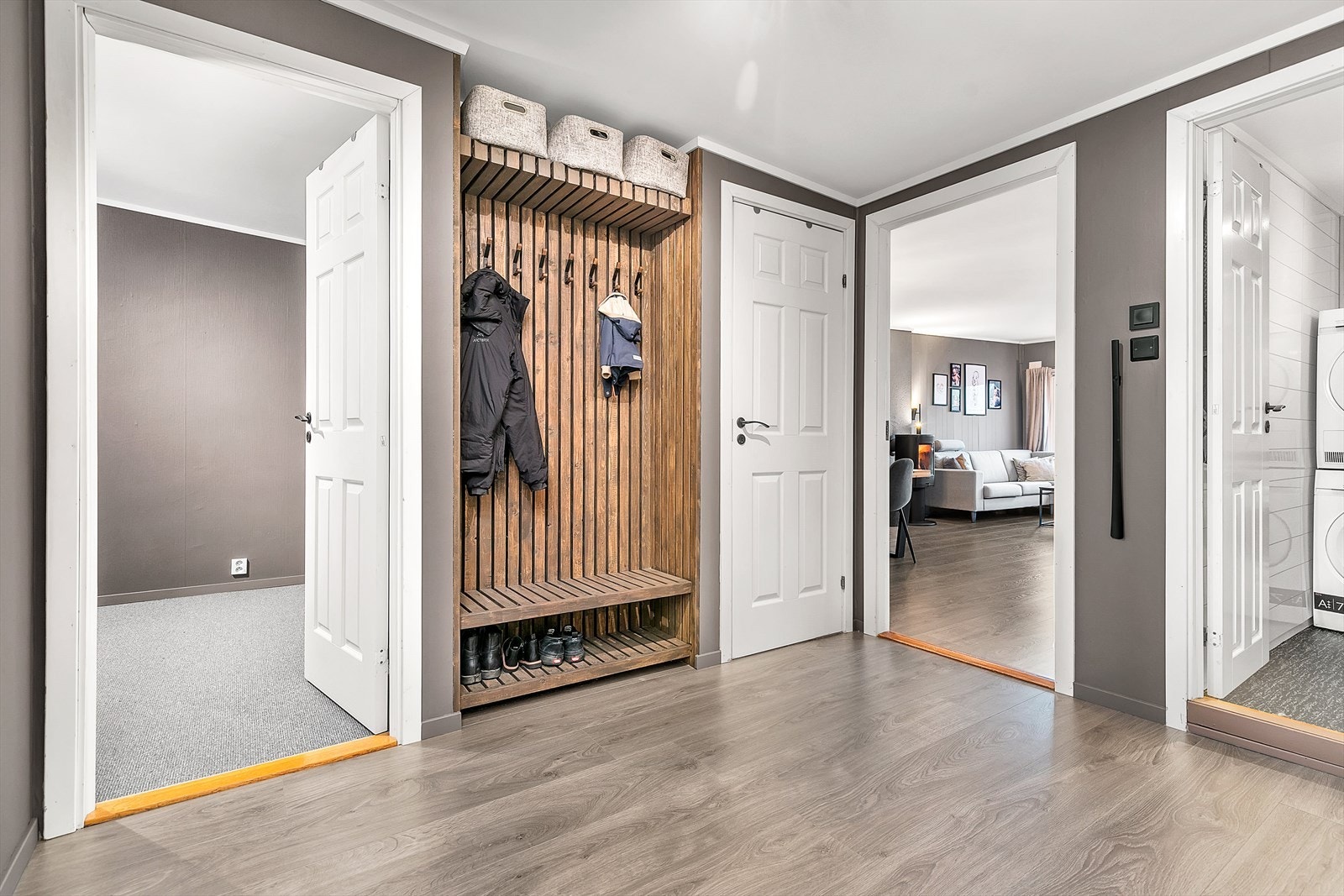 Romslig gang med god plass for diverse oppheng av yttertøy. Galleribilde