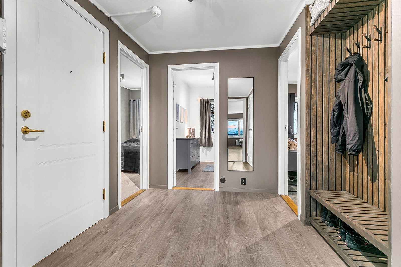 Velkommen inn! Forbi inngangsdøren venter en stilfull leilighet med 3 soverom. Galleribilde