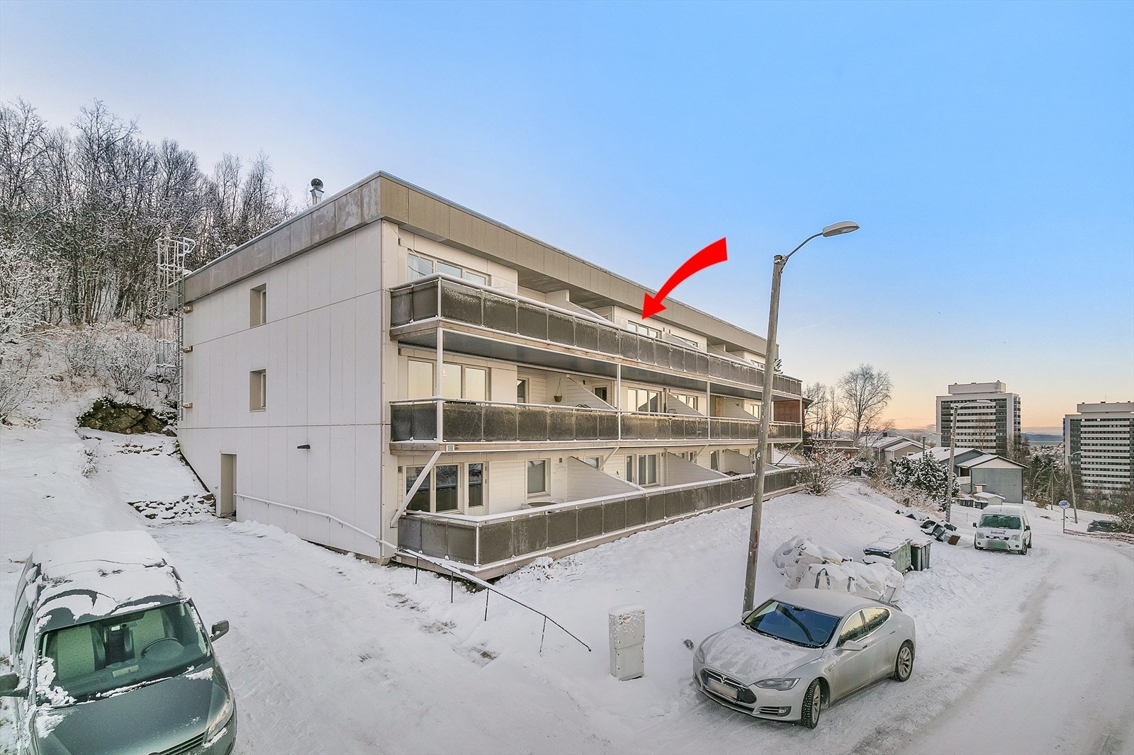 Leiligheten har en fin beliggenhet i byggets toppetasje. Det er gode parkeringsmuligheter i gate. Galleribilde