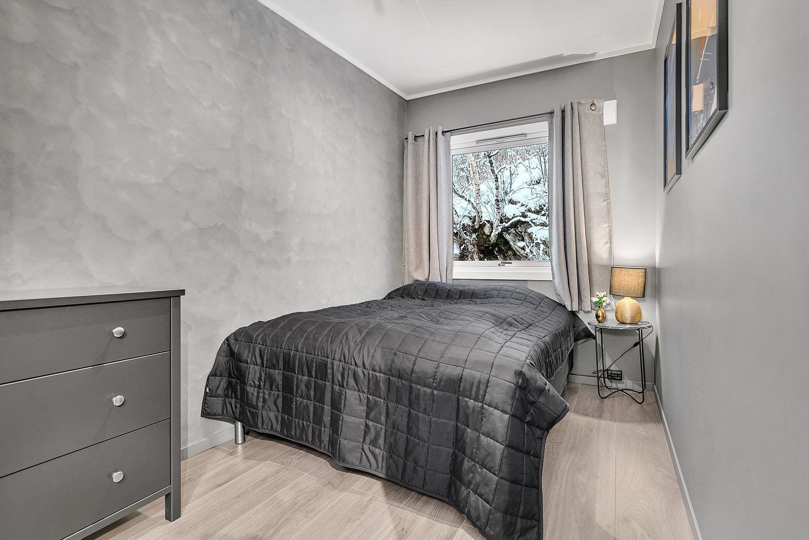 I likhet med de andre soverommene er det god plass for dobbeltseng og nattbord. Galleribilde