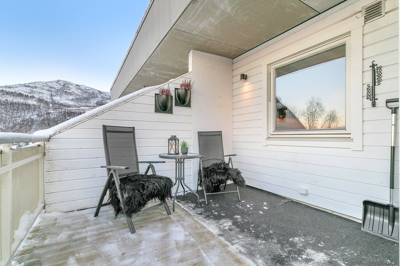 Balkongen gir god plass for diverse utemøblement, som blant annet sittegruppe og grill. Galleribilde