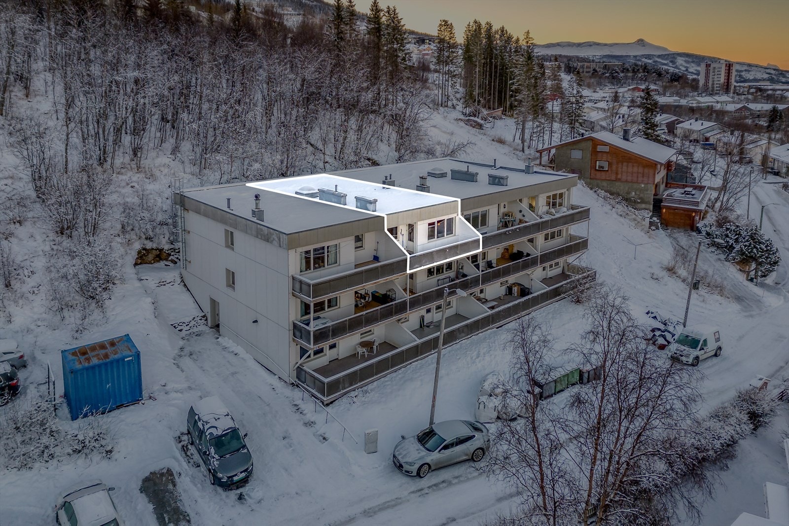 Borettslaget har foretatt rehabilitering av tak (2023) og av balkonger (2021). Galleribilde