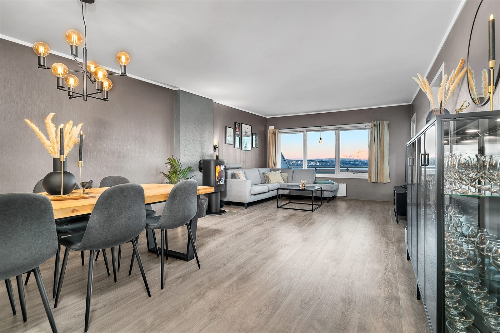 Rommet gir god plass for møblering i ulike soner, for både sofakrok og spisestue. Galleribilde