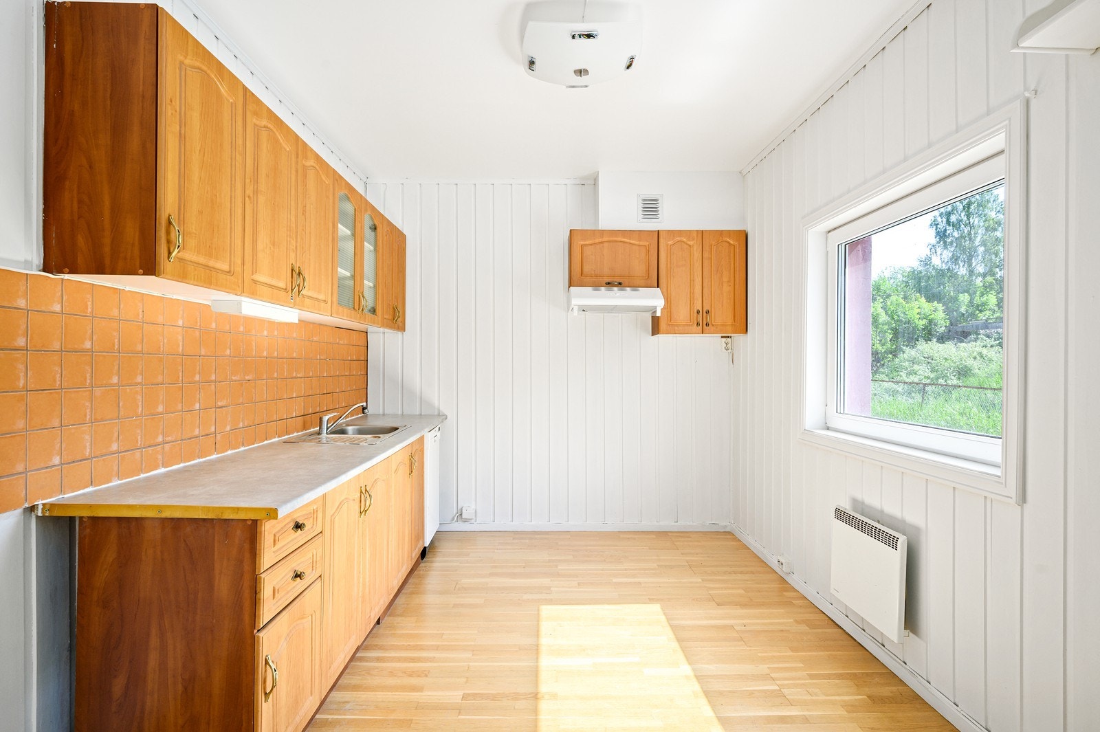 Kjøkkeninnredningen er av eldre dato og utbedringer må påregnes Galleribilde