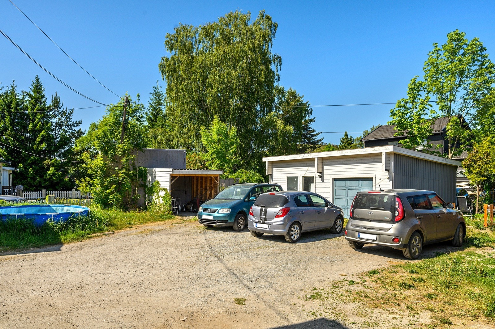 Det er flere biloppstillingsplasser på tomten Galleribilde