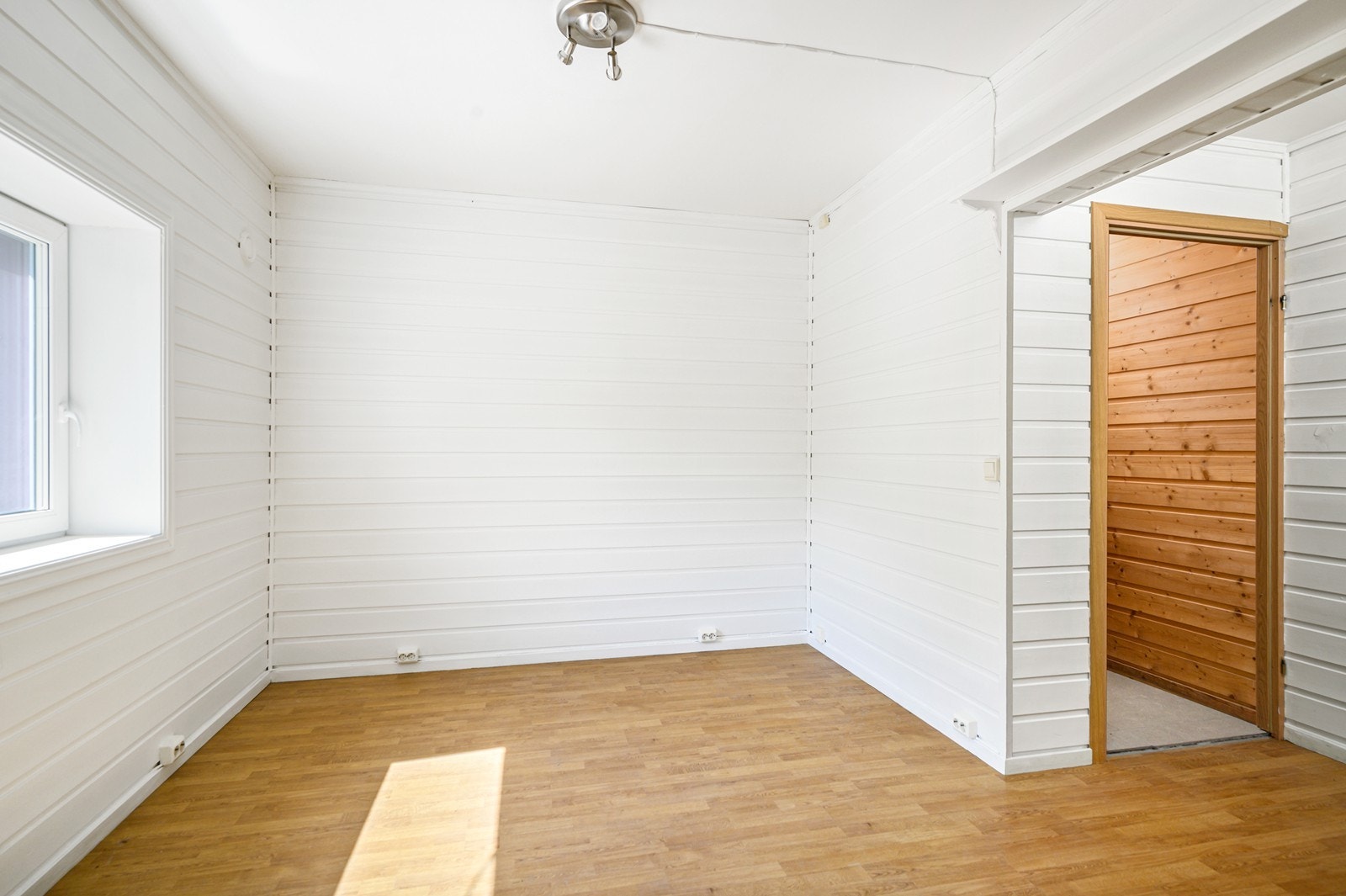 I stuen er det plass til salong med tilhørende småmøbler Galleribilde