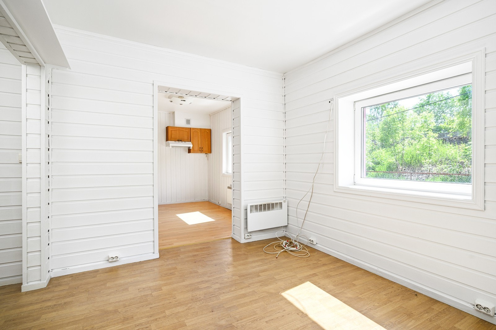 Åpent mellom stue og kjøkken, selv om kjøkkenet ligger separat Galleribilde