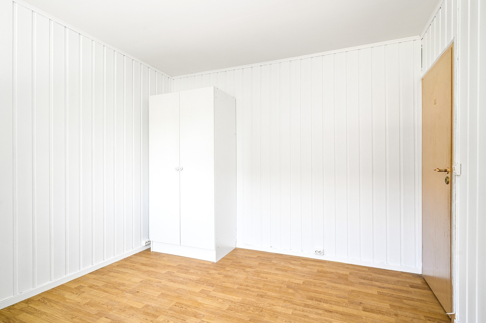 Soverommet har god plass til dobbeltseng - og det er satt inn dobbelt garderobeskap her Galleribilde