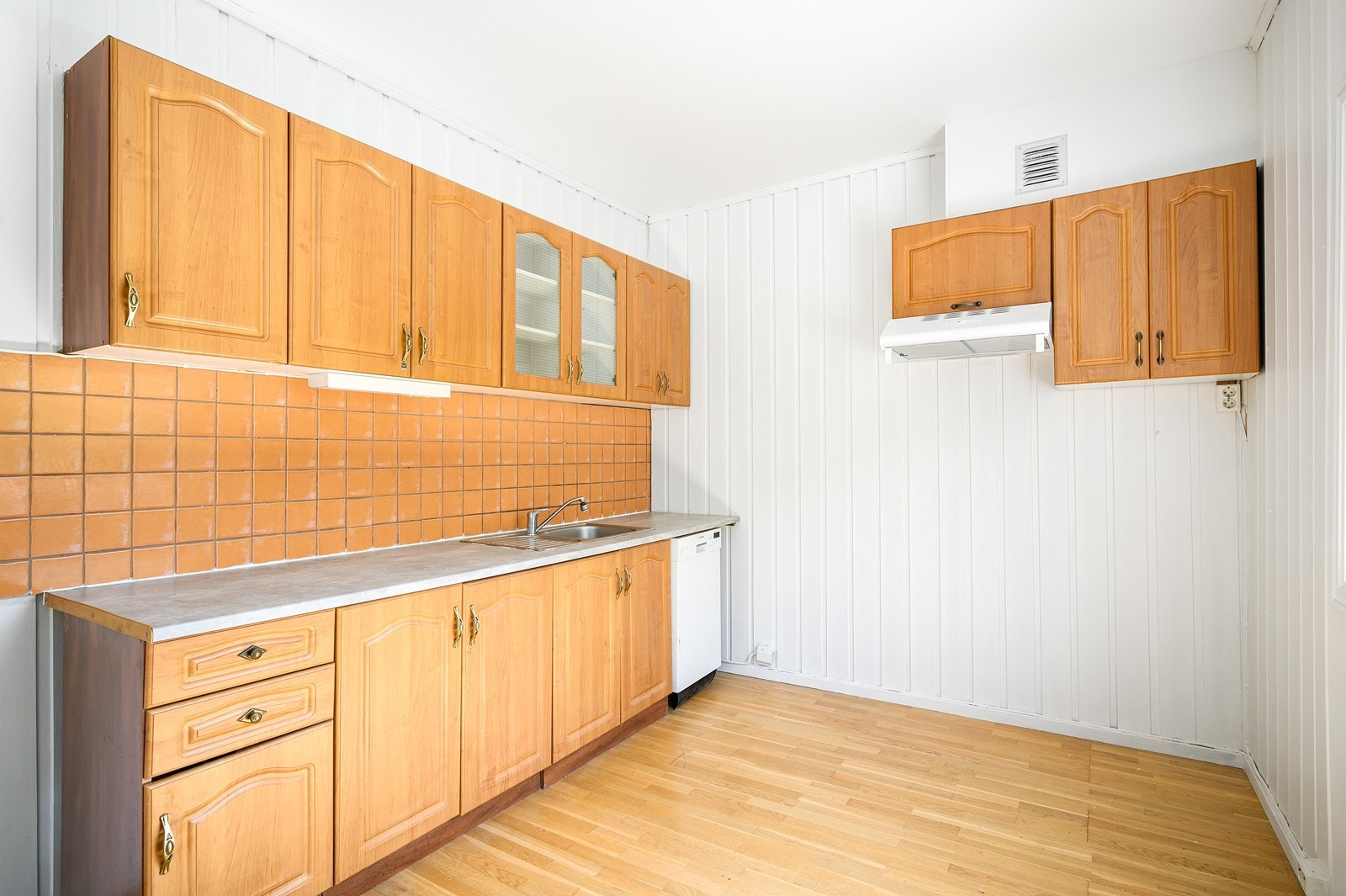 Det er montert ventilator og det er opplegg for oppvaskmaskin. Øvrige hvitevarer er fjernet Galleribilde