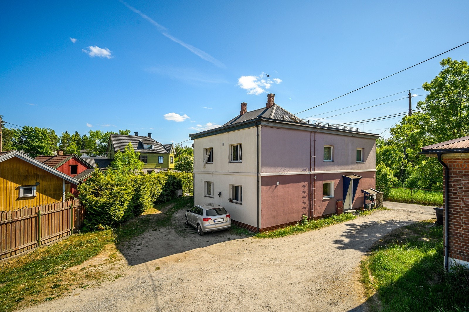 Leiligheten ligger i 1. etasje i et sameie bestående av 6 boenheter Galleribilde