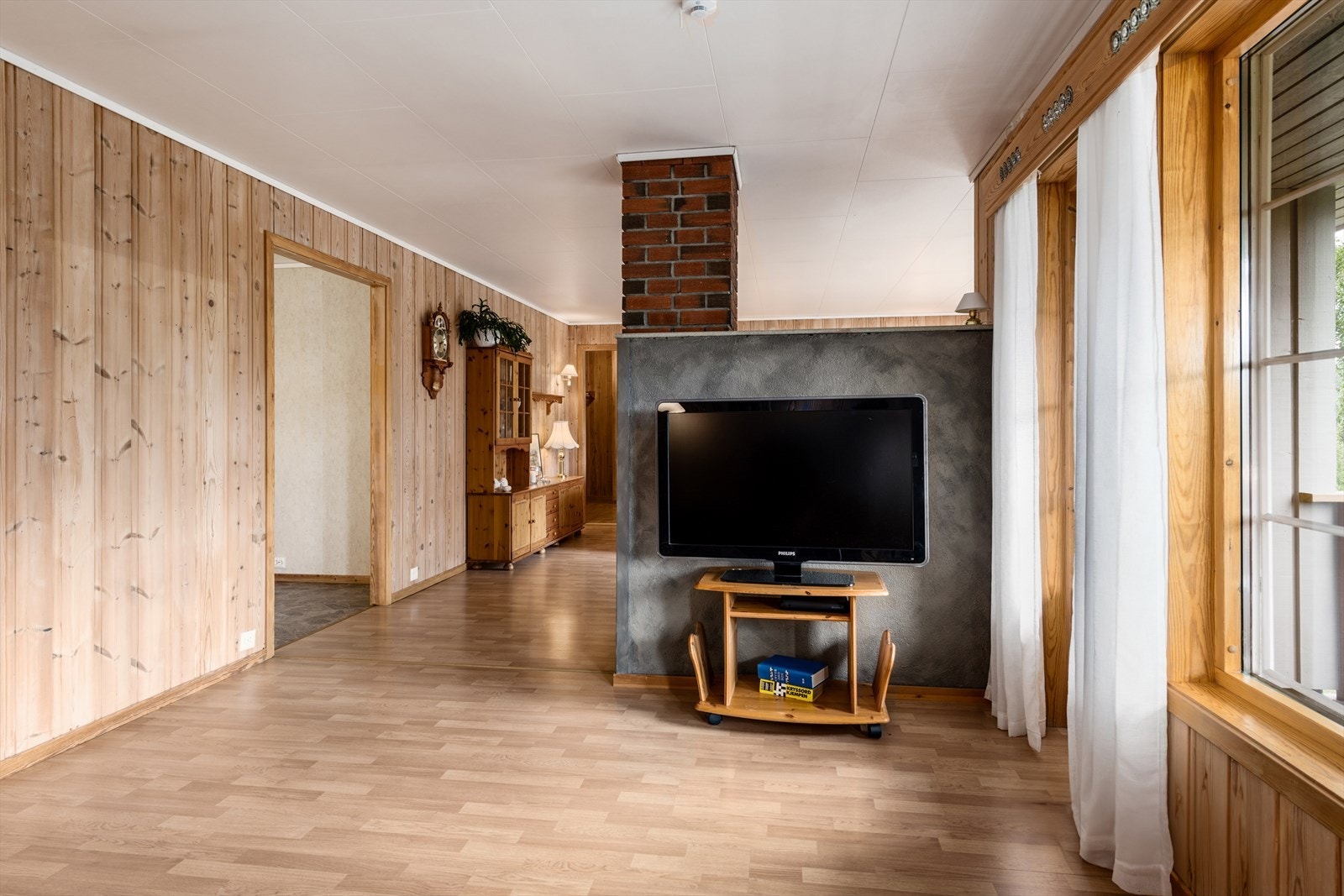 Tv-stue med utgang til overbygd balkong Galleribilde