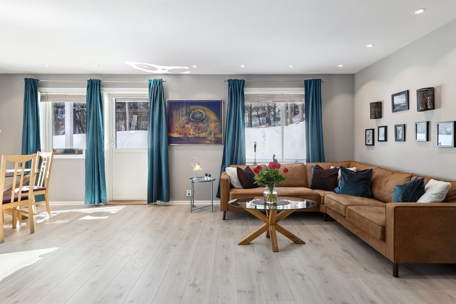 God plass til sitte- og spisegruppe. Utgang til terrasse. Galleribilde