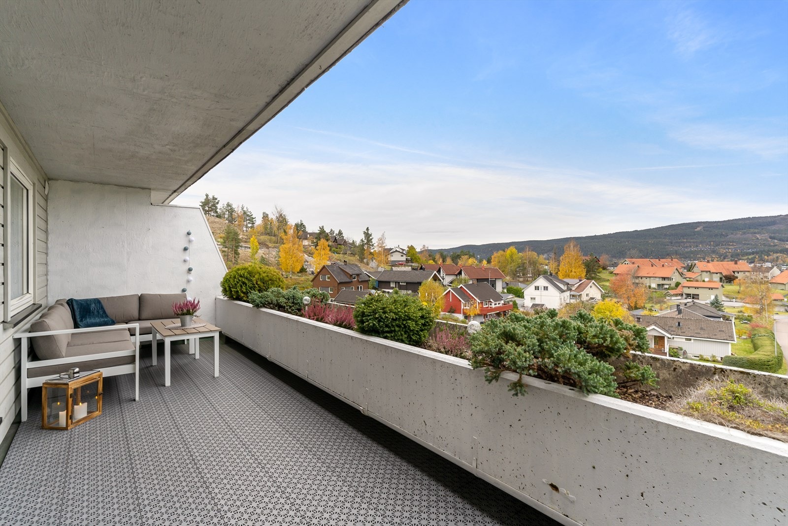 En attraktiv og sentrumsnær leilighet med stor balkong og flott utsikt! Galleribilde