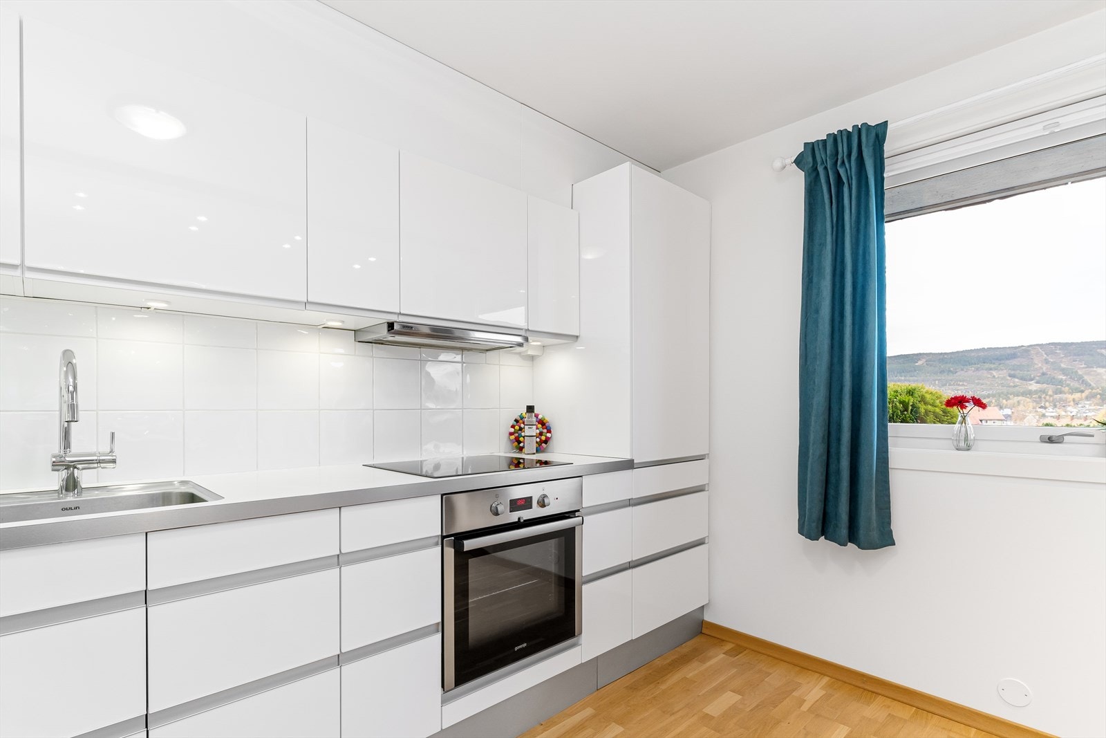 På kjøkkenet er det integrerte hvitevarer som kjøl-/fryseskap, oppvaskmaskin, stekeovn, platetopp og micro. Galleribilde