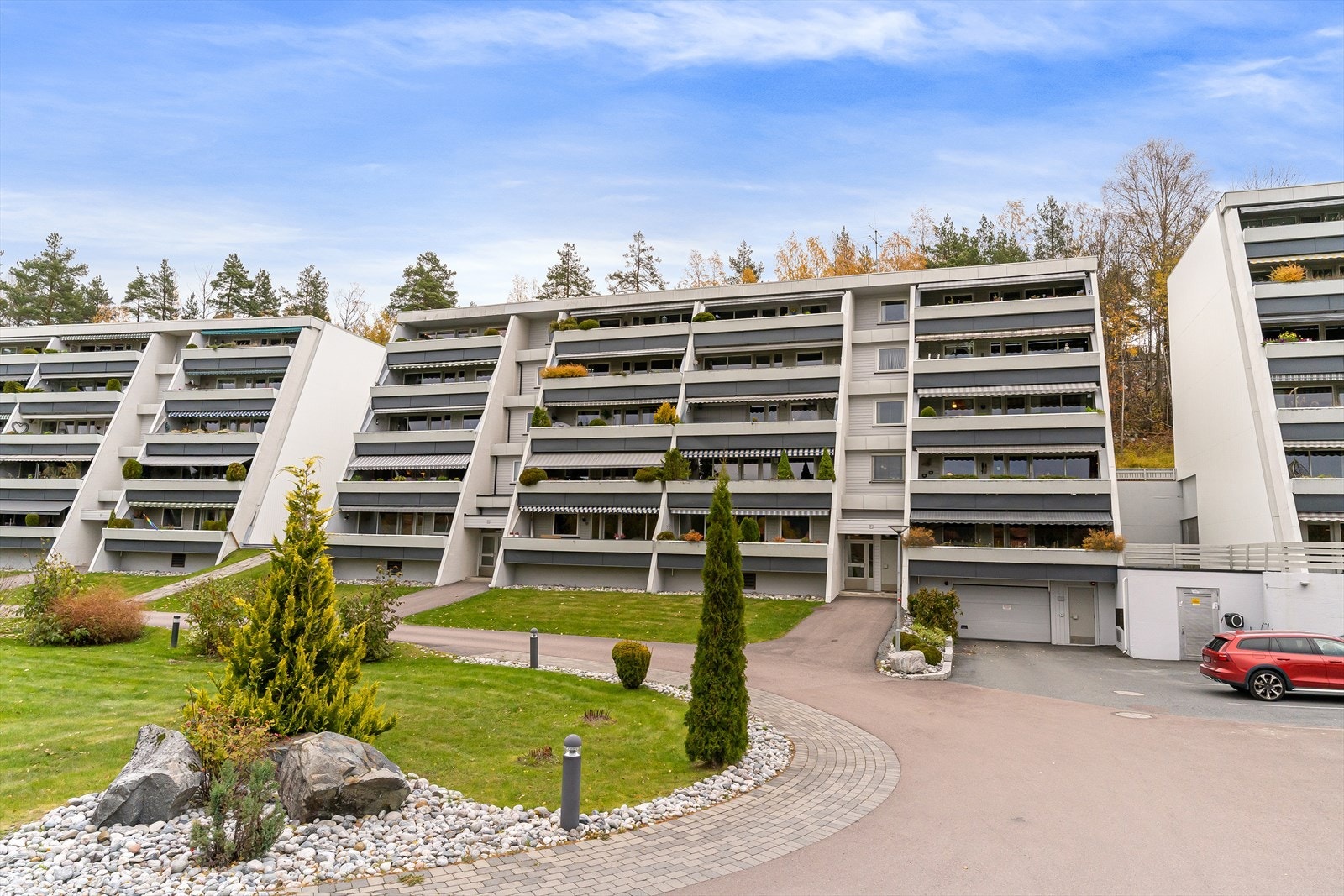 Leiligheten har også tilhørende bod i 2. etasje på ca. 6 m². Parkeringsplass i felles garasjeanlegg. Galleribilde