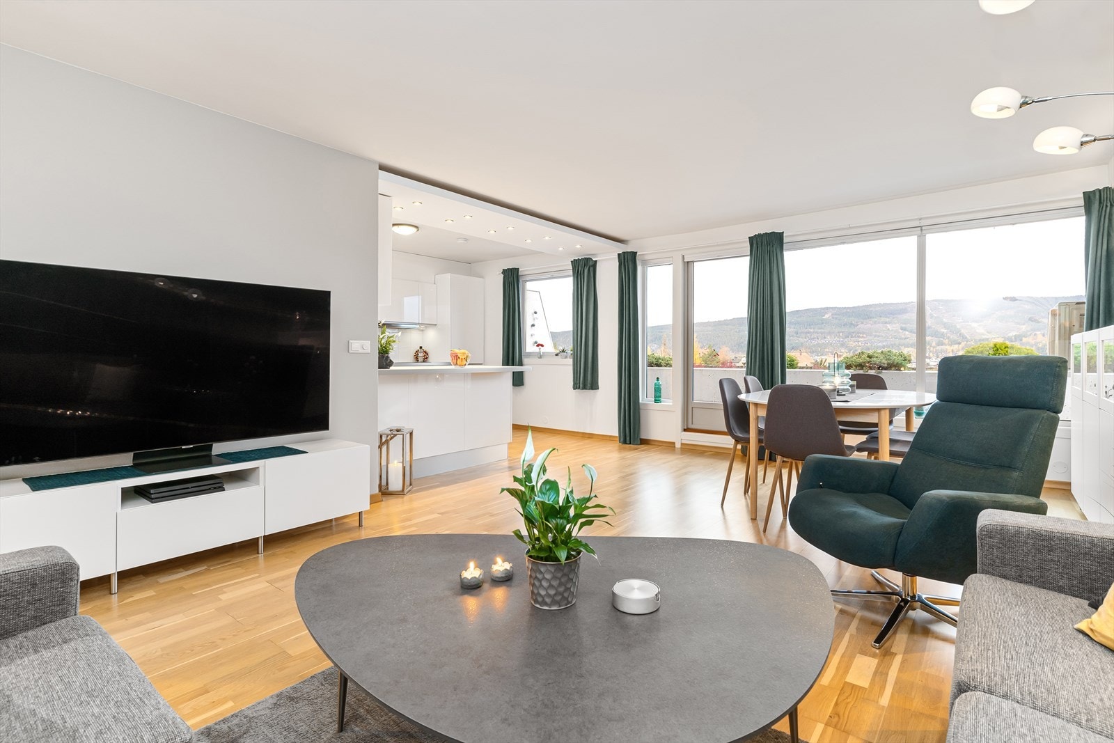 Stuen har store vindusflater som slipper inn godt med dagslys. Galleribilde