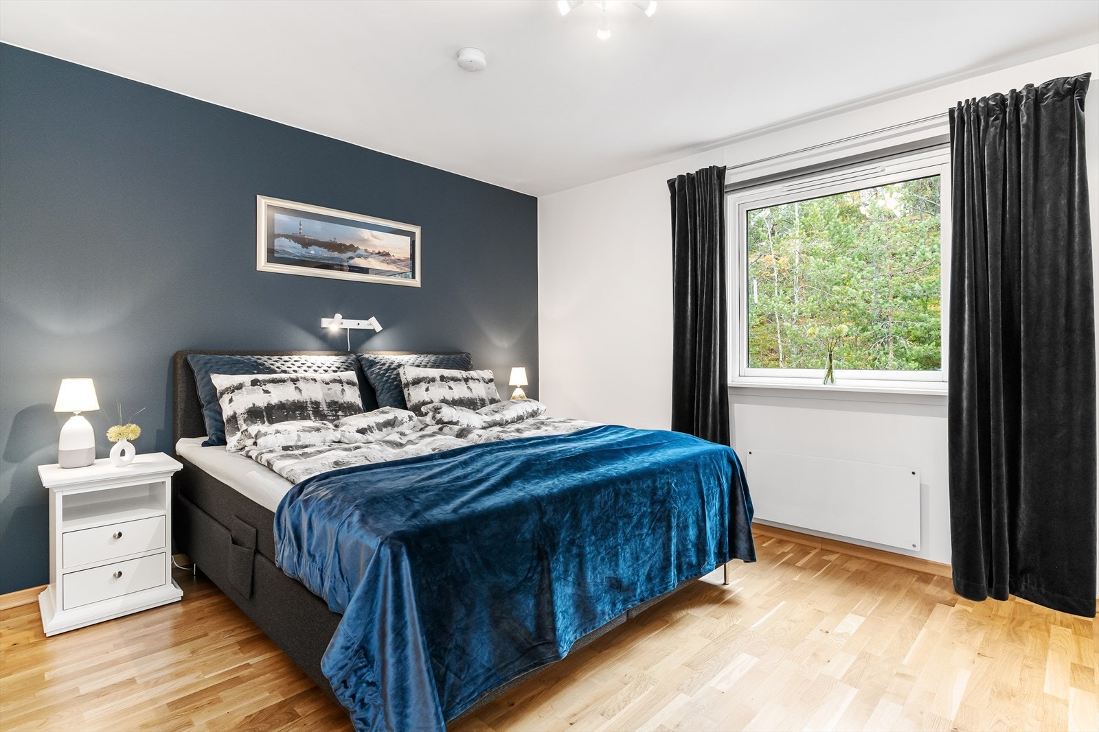 Hovedsoverommet er romslig og har god plass til dobbeltseng. Galleribilde