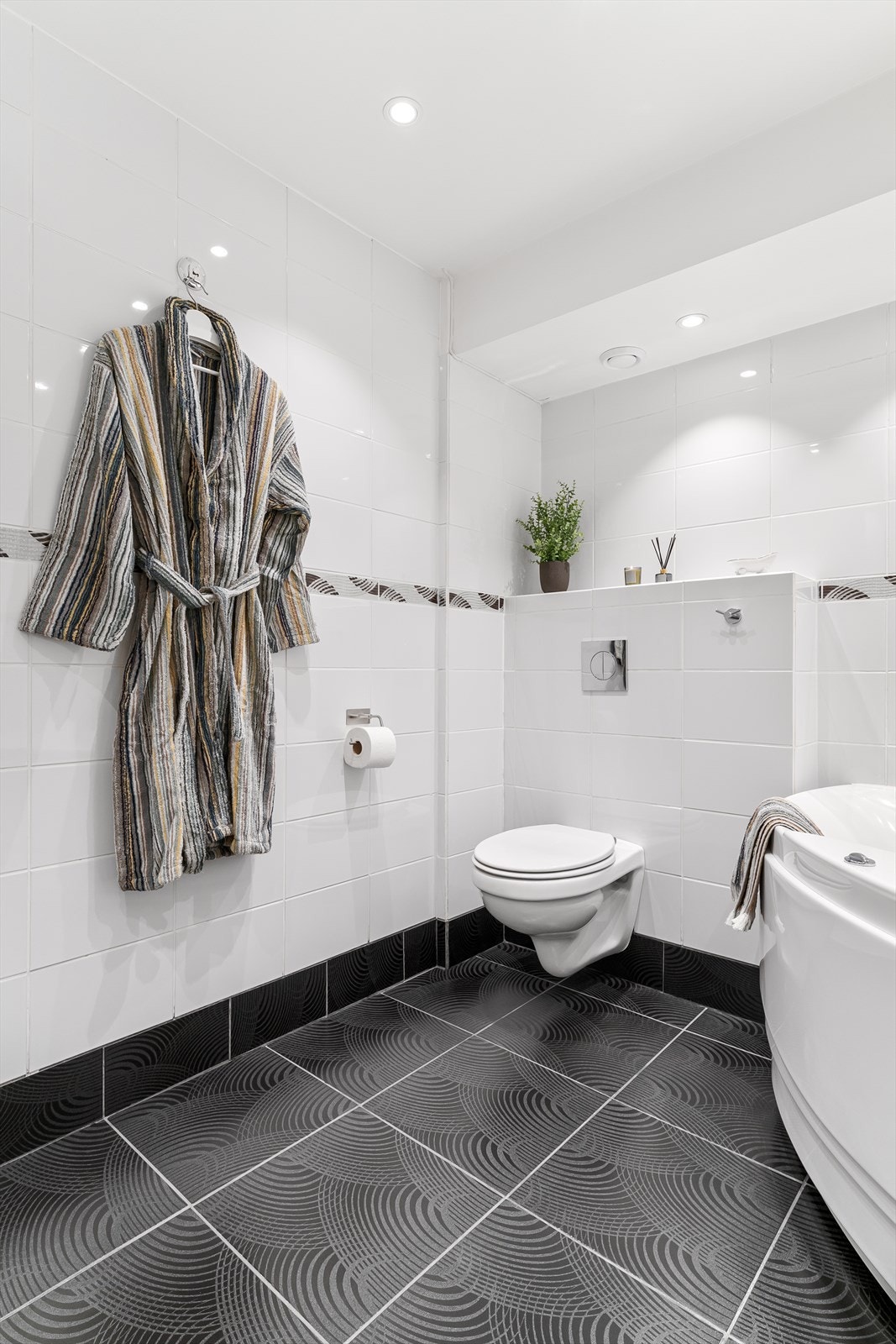 Det er fliser på gulv og vegger. Varmekabler i gulv. Galleribilde