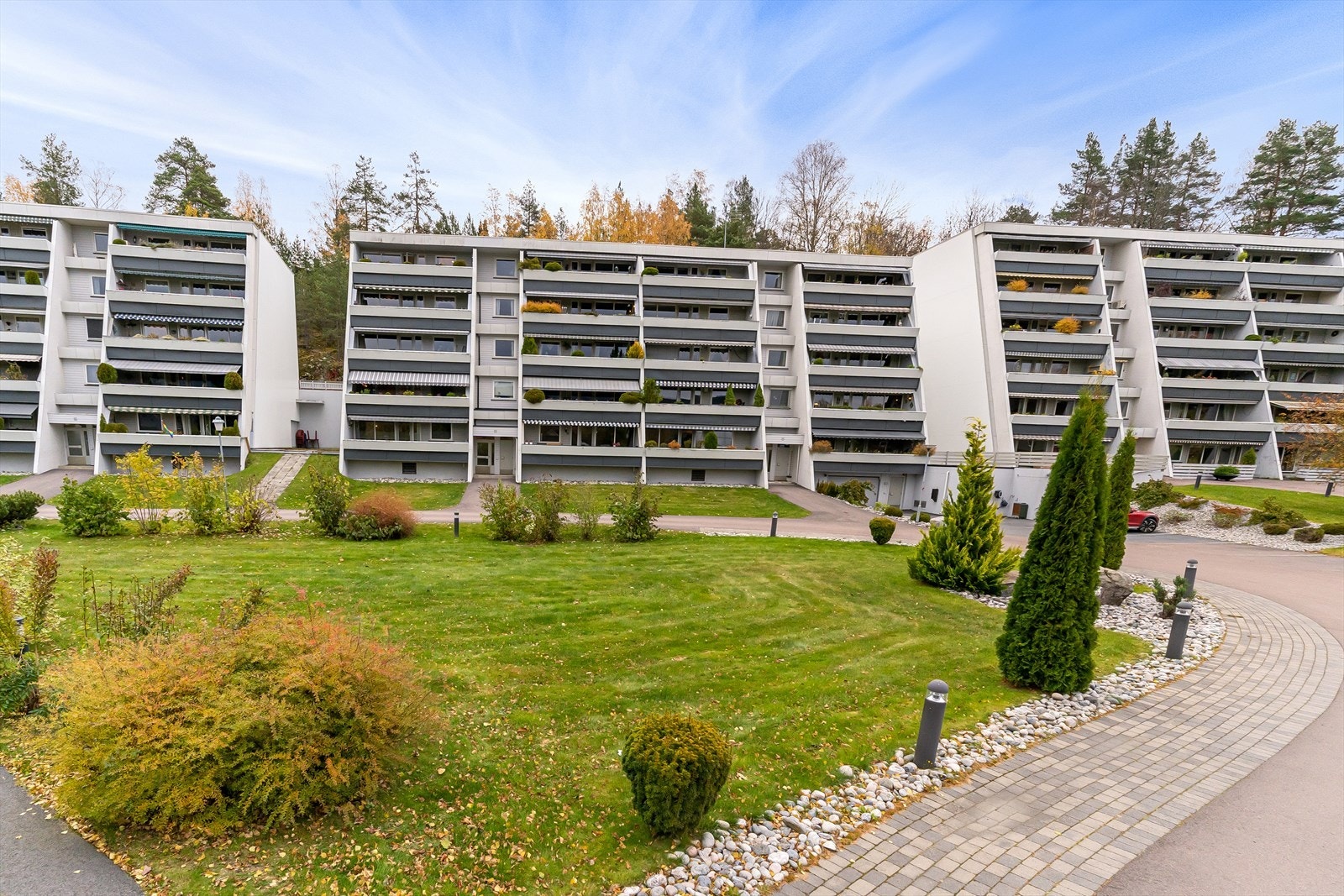 Borettslaget har flotte opparbeidede fellesarealer med blant annet gjesteparkering og lekeplass. Galleribilde
