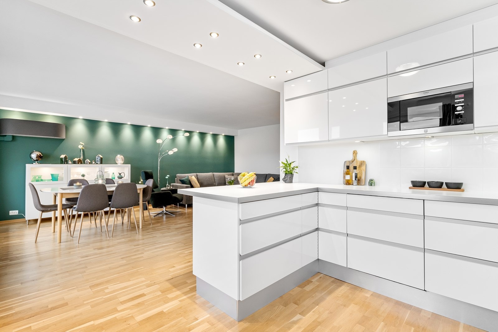 Åpen løsning mellom stue og kjøkken skaper et sosialt allrom. Galleribilde