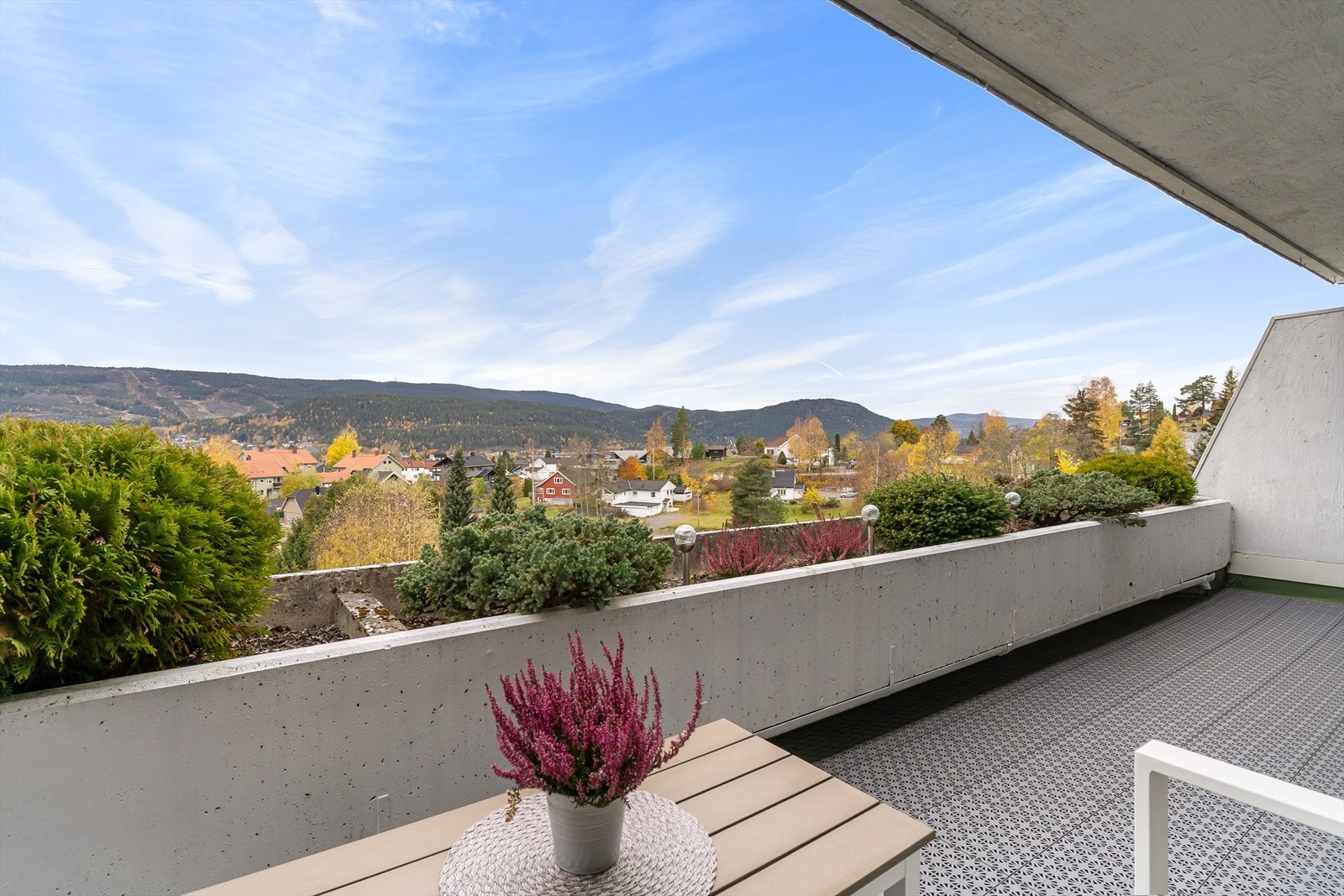 Balkongen har god plass til utemøbler og rekkverk er murte blomsterkasser med diverse beplantning. Galleribilde
