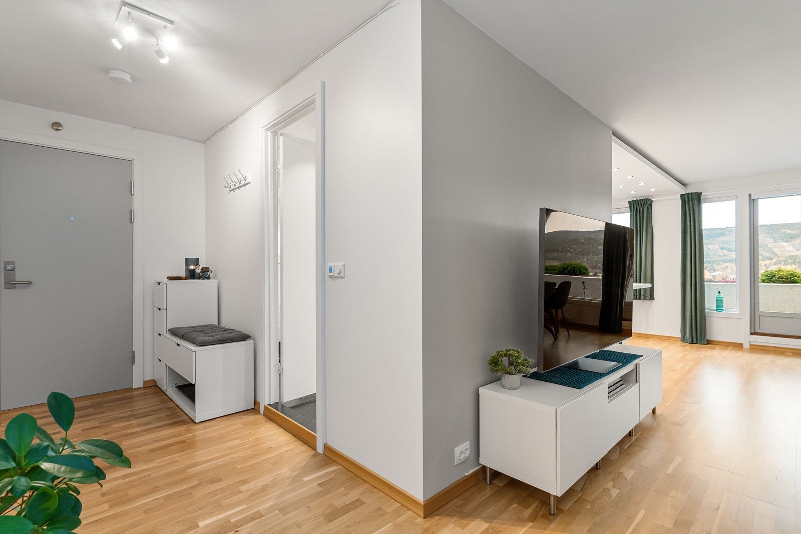 Åpen løsning fra gang og inn til stue. Galleribilde