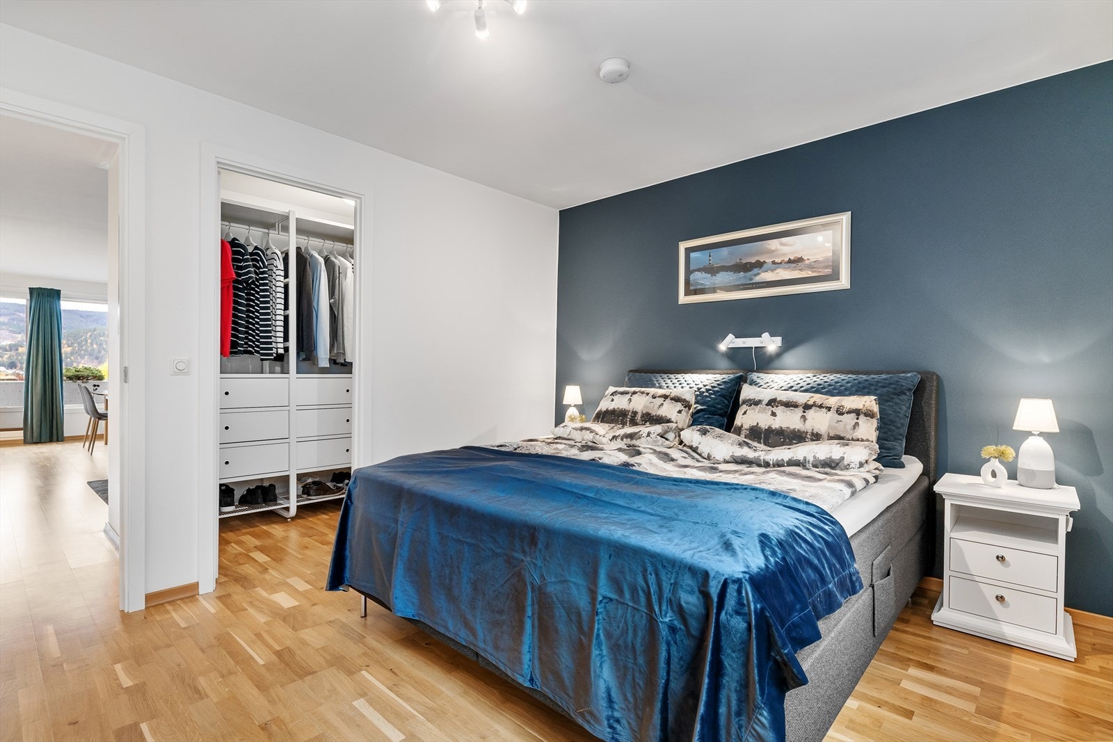 Leiligheten har totalt 2 soverom, hvor hovedsoverommet har eget walk-in. Galleribilde