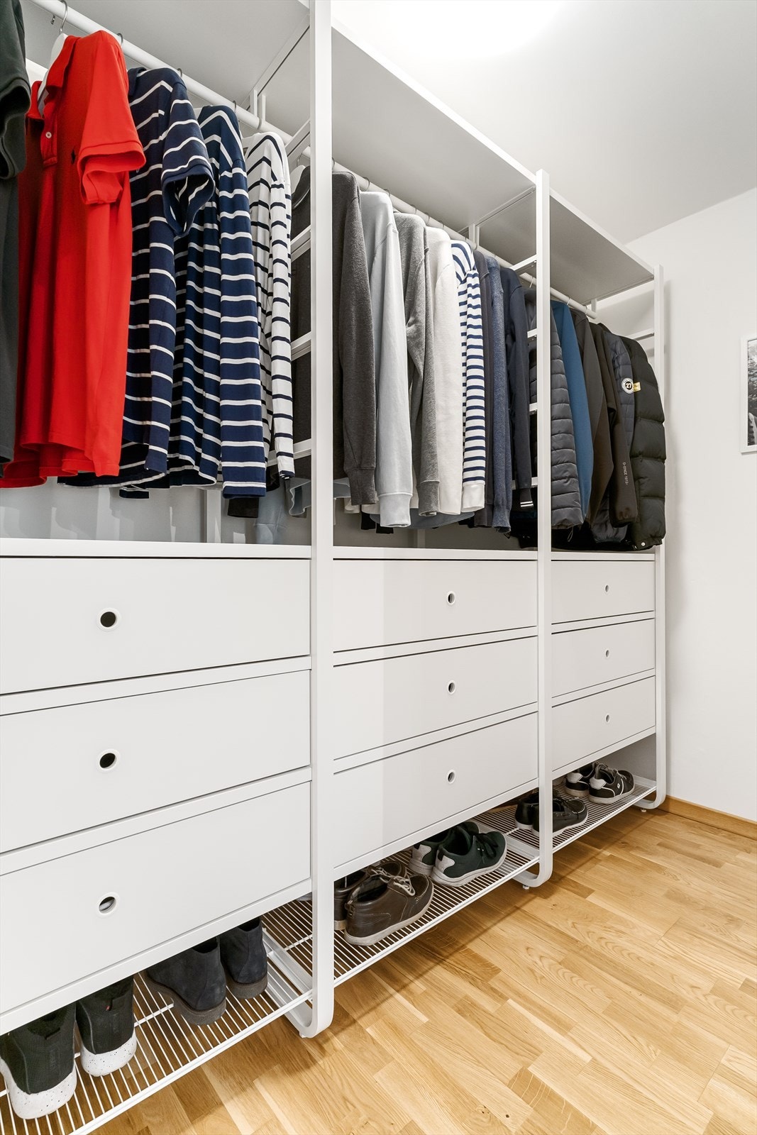 Praktisk walk-in i tilknytning til hovedsoverom. Galleribilde