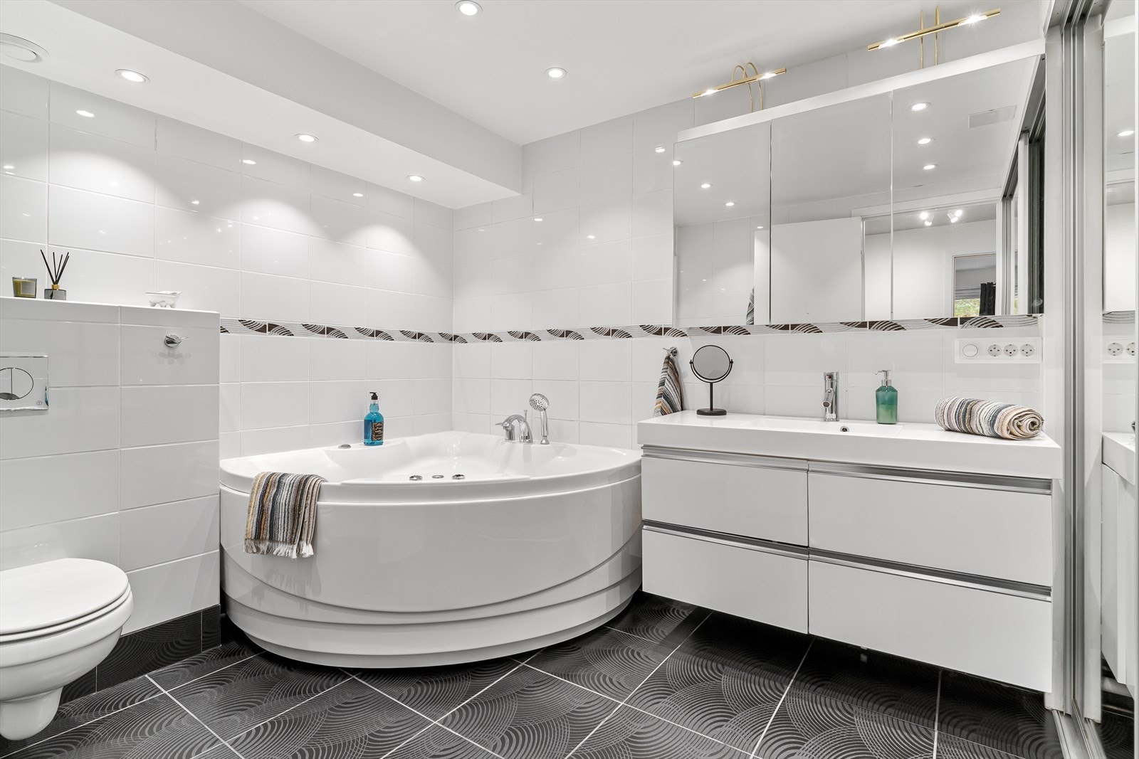 Badet er innredet med servant, badekar og veggehengt toalett. Galleribilde