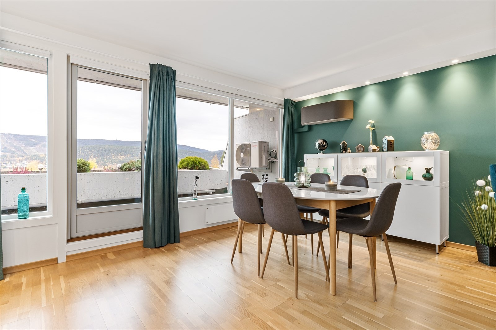 Fra stue er det utgang til balkong på ca. 14 kvm. Galleribilde