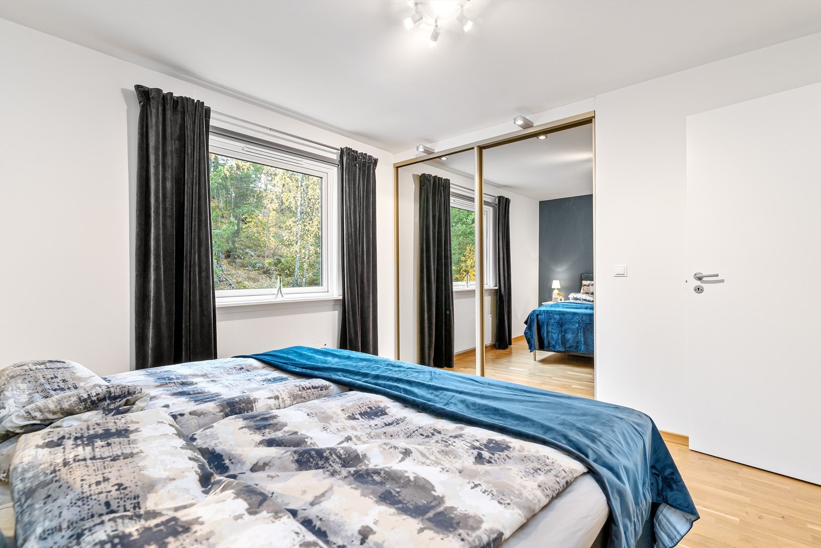 I tillegg til walk-in har hovedsoverommet også skyvedørsgarderobe. Galleribilde