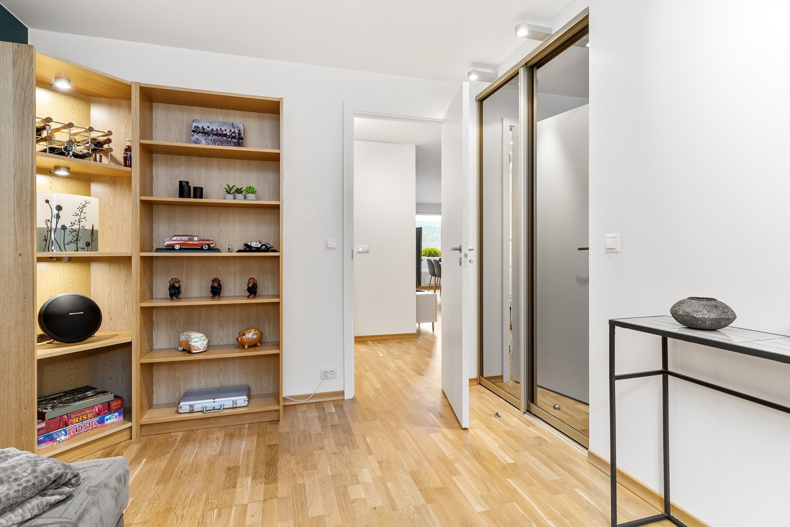 Dette rommet har også praktisk skyvedørsgarderobe. Galleribilde