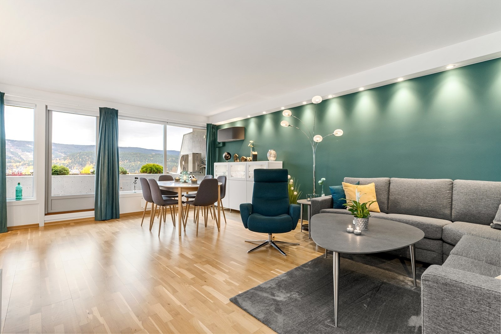 Leiligheten har en gjennomgående åpen løsning og fremstår lys og luftig. Galleribilde