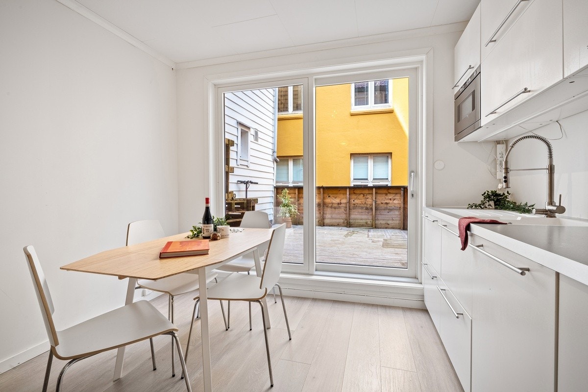 Glassdør mot stor terrasse. Galleribilde