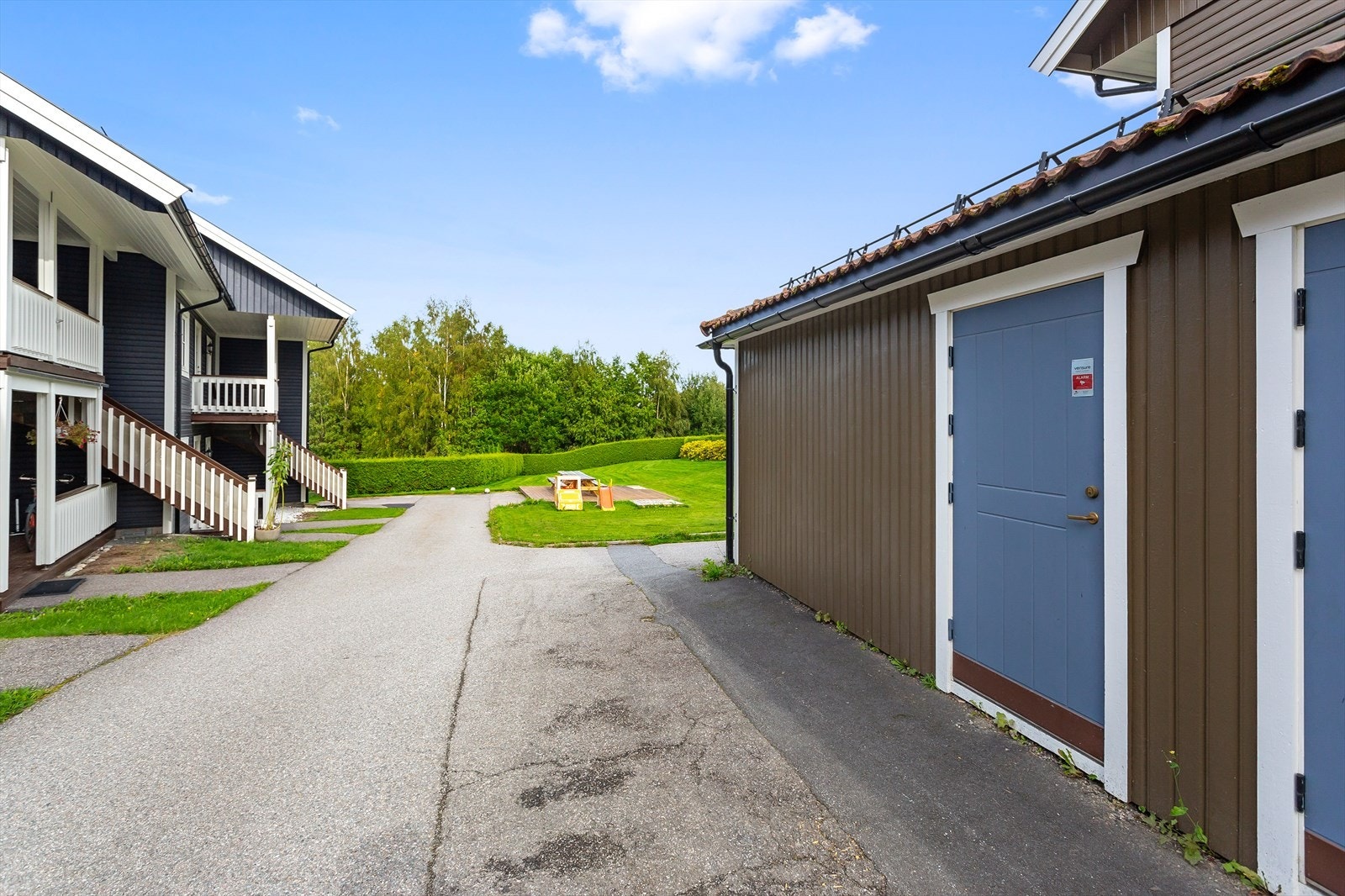 Det følger med utvendig bod i rekke. Galleribilde
