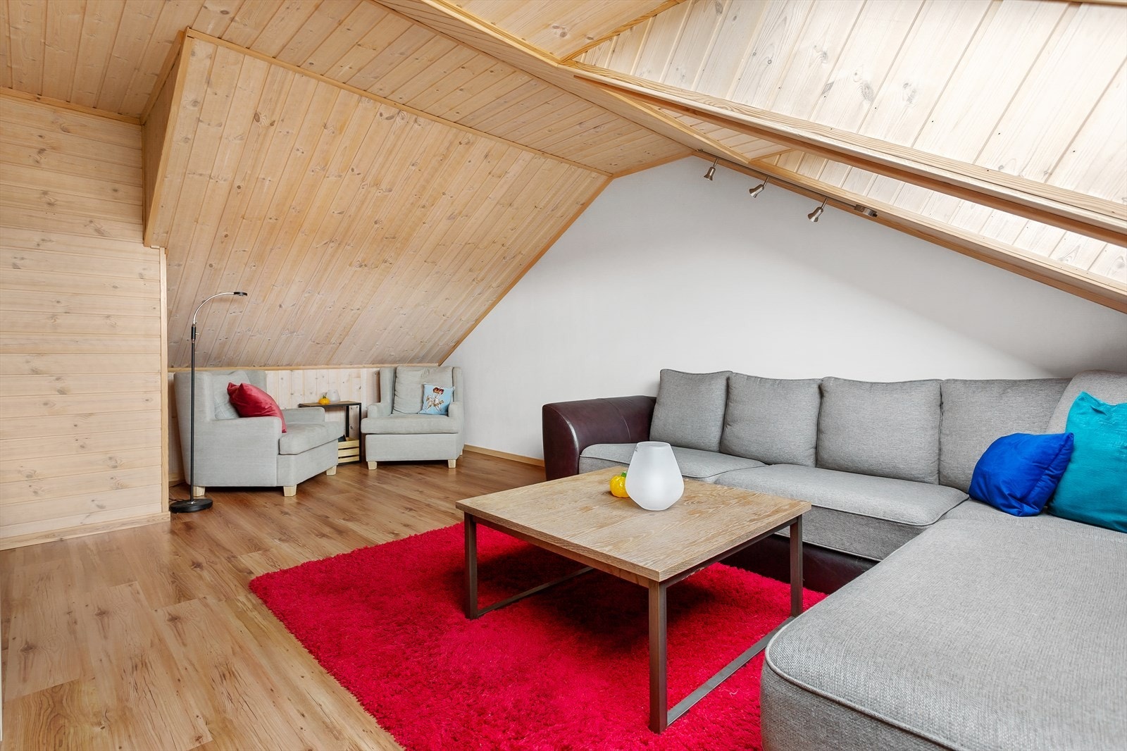 Her er det god plass til en sofakrok og det en måtte ønske. Galleribilde