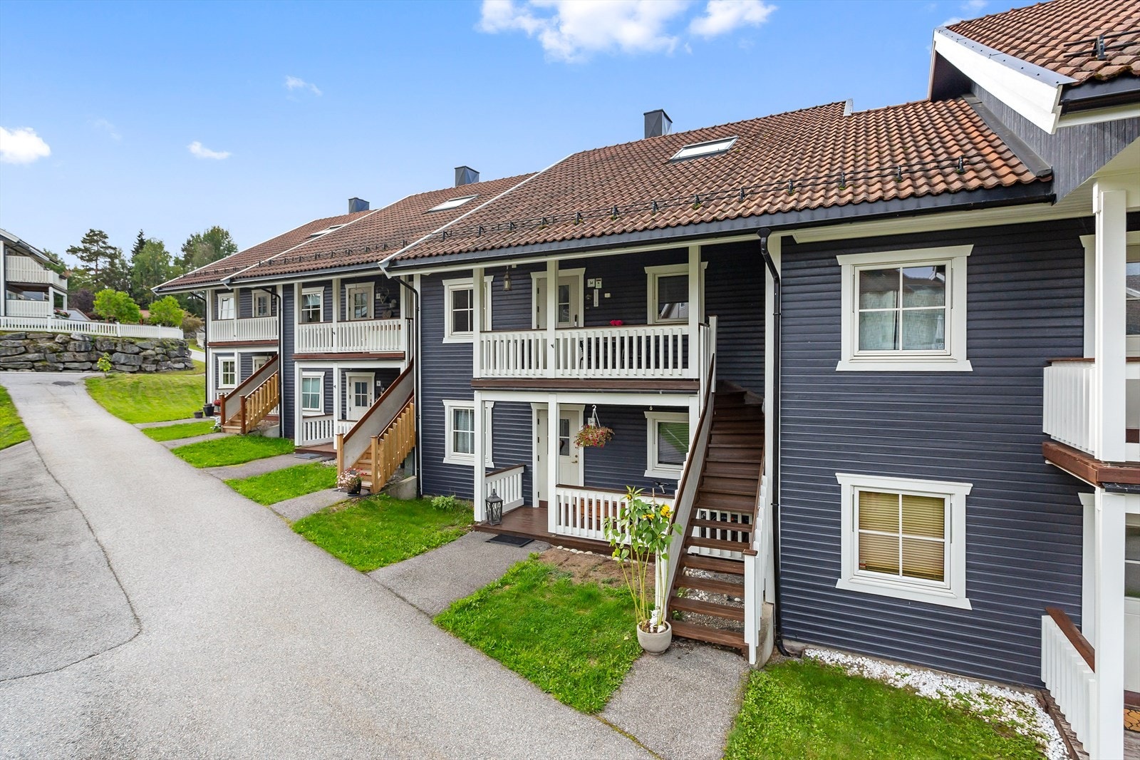 Boligen strekker seg over to plan med en gjennomtenkt planløsning og store vindusflater. Galleribilde