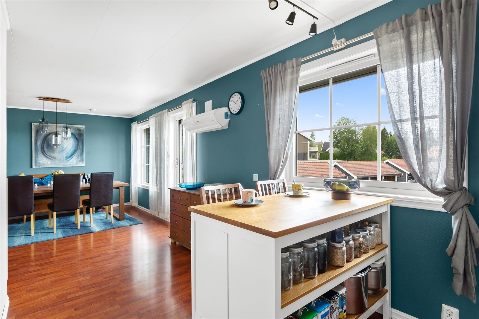 De store vindusflatene og balkongdøren slipper inn rikelig med naturlig lys! Galleribilde
