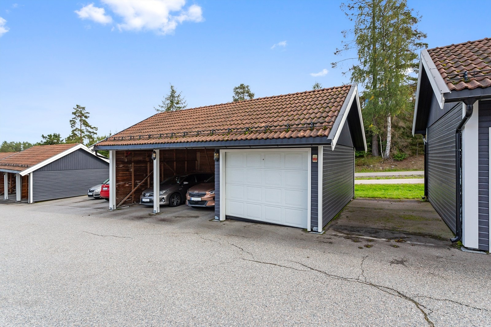 Det følger med garasjeplass i garasjerekke. Galleribilde