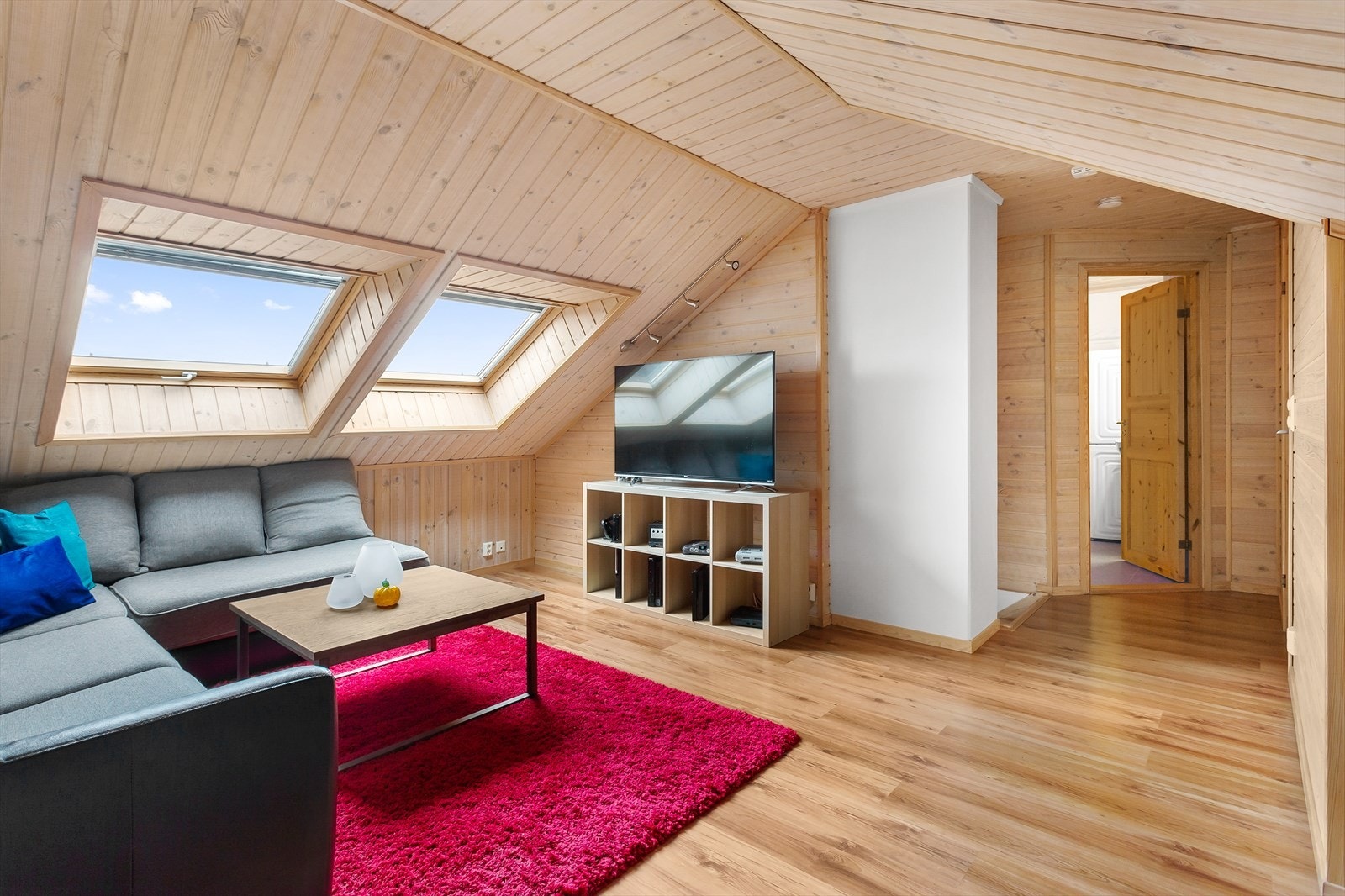 Boligen byr på en stor loftstue. Galleribilde