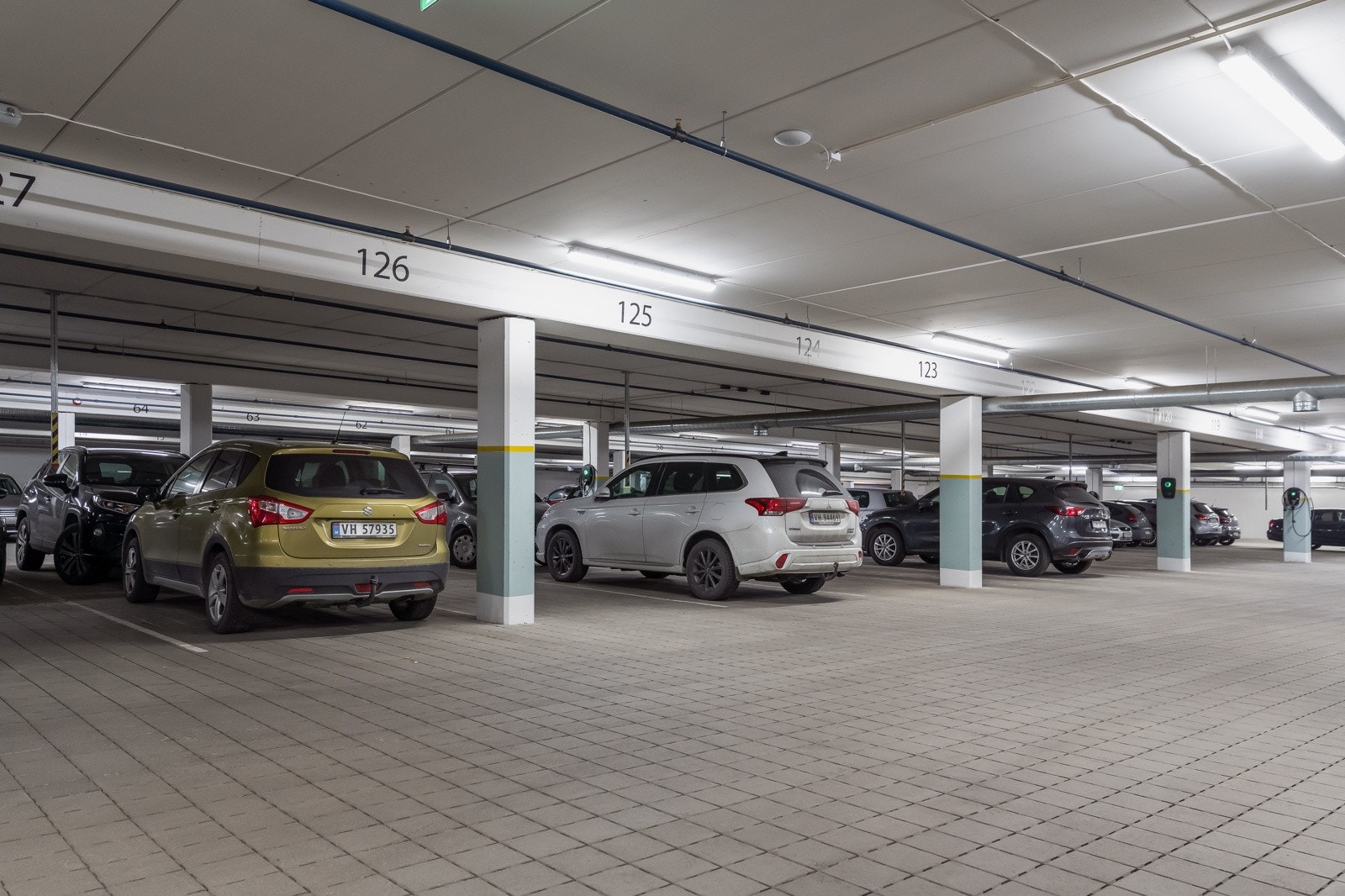 Med leiligheten følger parkering i oppvarmet parkeringskjeller. Galleribilde