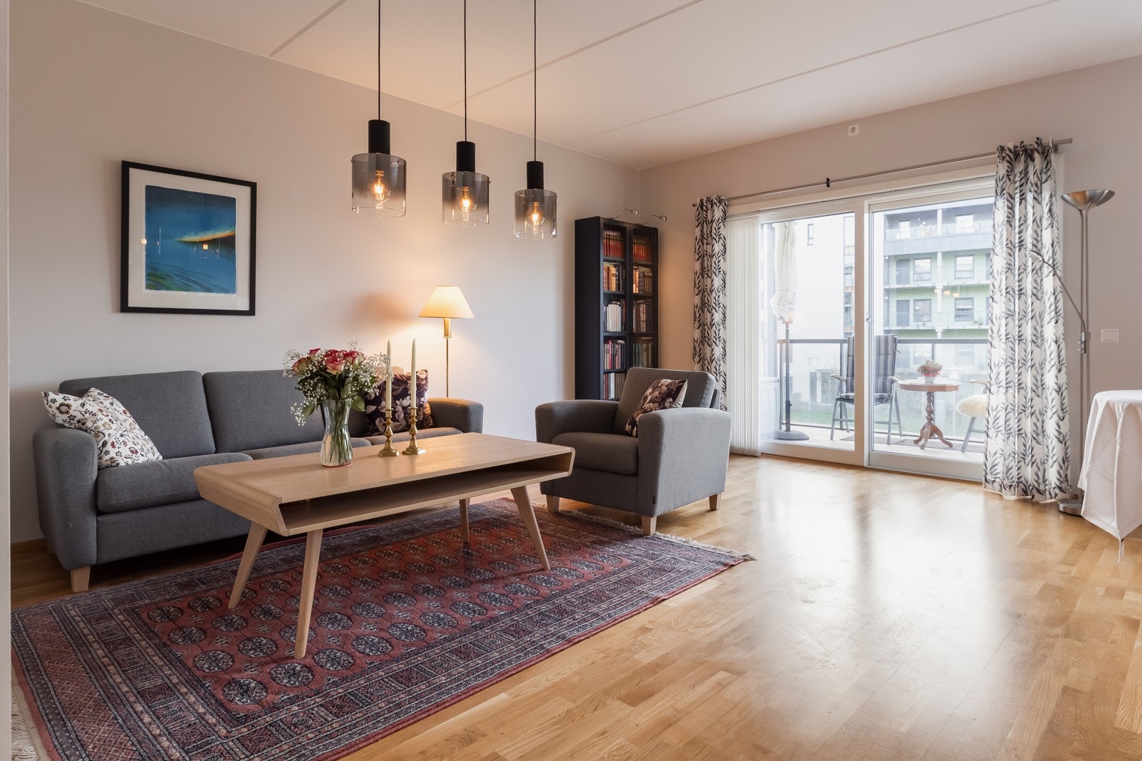 Stuen/kjøkkenet i sin helhet er på 31,4 m², hvor man har utstrakte vindusflater mot sameiets fellesområder, samt dør ut til balkongen som slipper inn rikelig med dagslys. Galleribilde