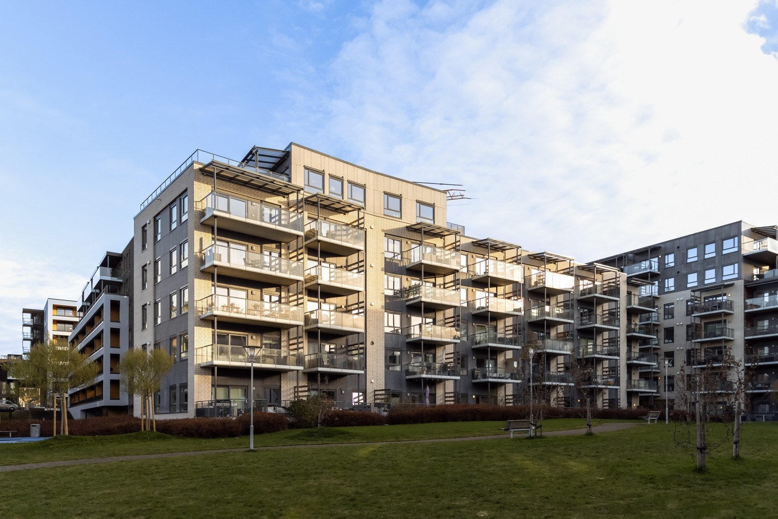 City Lade ligger et steinkast unna med en spennende butikkmiks og nyåpnede restauranter med uteservering. Her er et glimrende kollektivtilbud med hyppige avganger til og fra bykjernen. Velkommen på visning. Galleribilde
