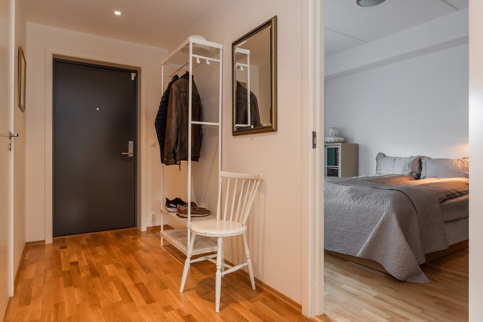 Lyst og innbydende inngangsparti, hvor entré er på hele 8,7 m². Her har man mulighet for å henge opp klær og sette fra seg sko. God plass til garderobeskap. Fra gangen har man tilgang til alle rom i leiligheten. Galleribilde